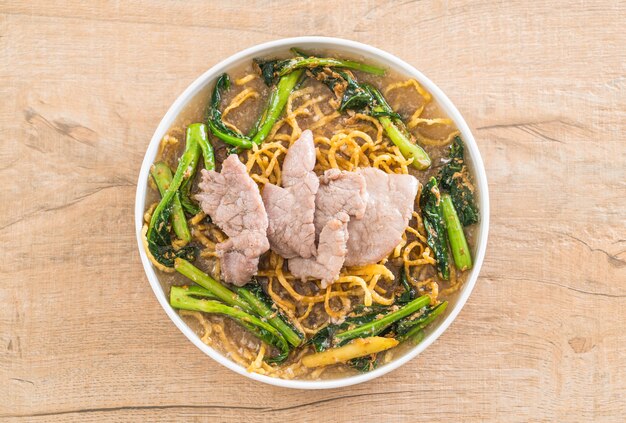 Macarrão de ovo crocante com brócolis e carne de porco chinês