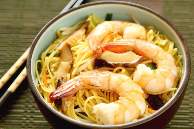 Foto macarrão de ovo esterfriado com cogumelo de camarão e legumes