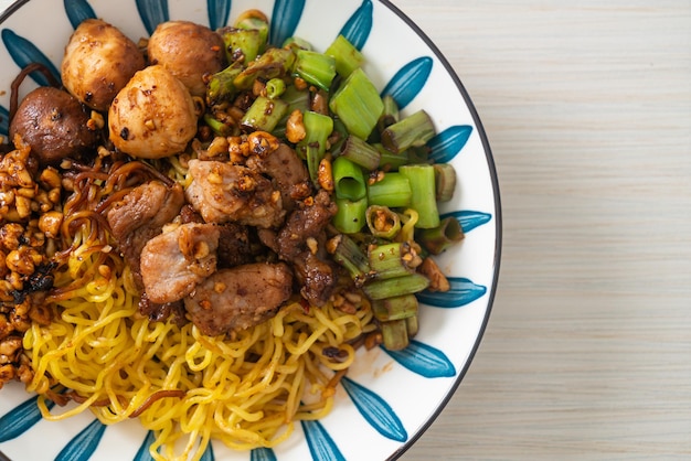 Macarrão de ovo seco com carne de porco e almôndega - estilo de macarrão tailandês