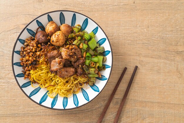 macarrão de ovo seco com carne de porco e almôndega - estilo de macarrão tailandês