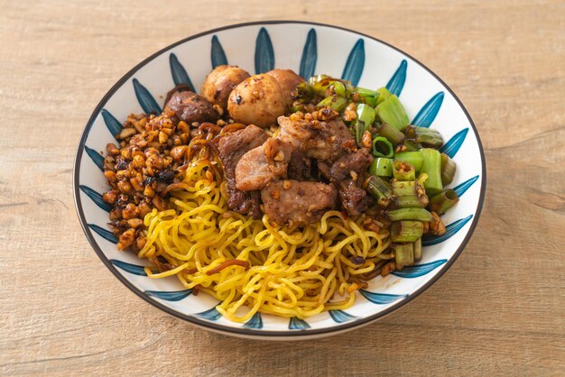 macarrão de ovo seco com carne de porco e almôndega - estilo de macarrão tailandês