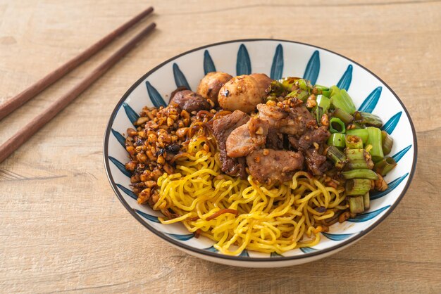 macarrão de ovo seco com carne de porco e almôndega - estilo de macarrão tailandês