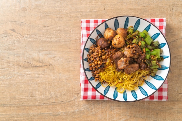 Macarrão de ovo seco com carne de porco e almôndegas