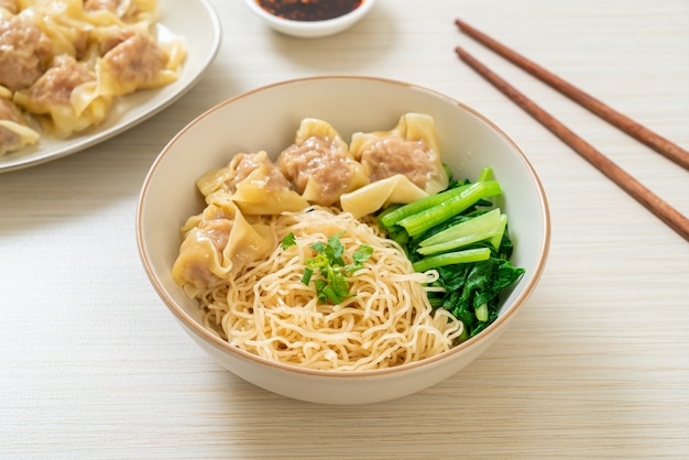 Macarrão de ovo seco com wonton de porco ou bolinhos de carne de porco sem sopa