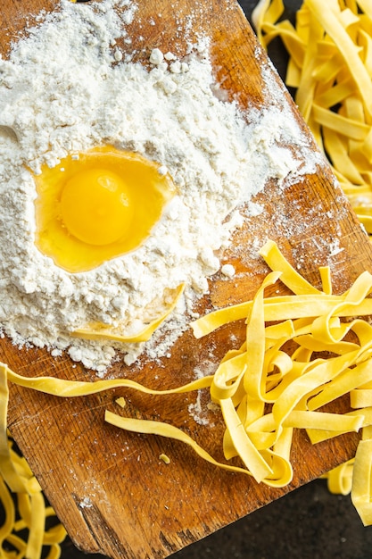 Macarrão de ovo tagliatelle cru feito à mão farinha de trigo duro