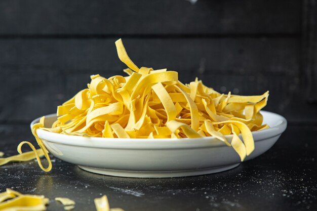 Macarrão de ovo tagliatelle cru feito à mão farinha de trigo duro