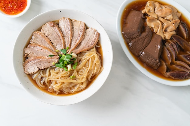 Macarrão de pato com sopa de pato estufado