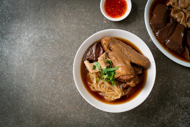 Macarrão de pato refogado com sopa marrom - estilo de comida asiática