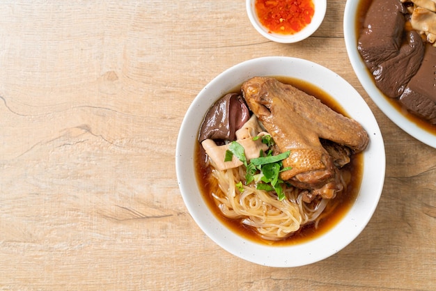 Macarrão de pato refogado com sopa marrom - estilo de comida asiática