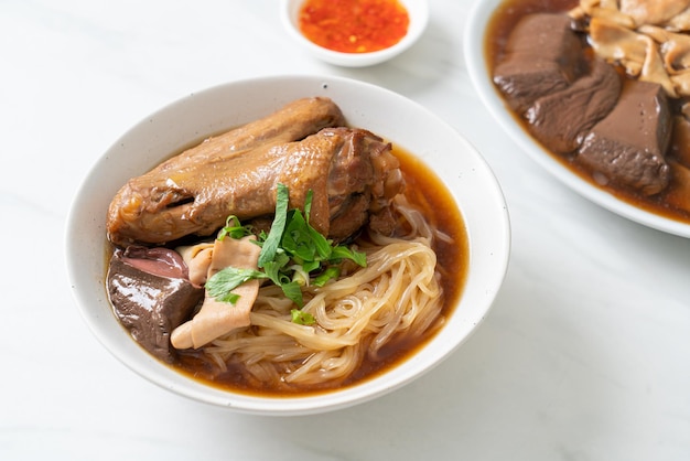 Macarrão de pato refogado com sopa marrom