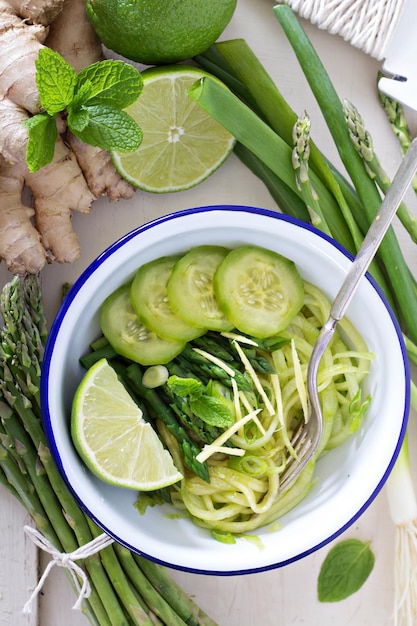 Macarrão de pepino com aspargos e gengibre