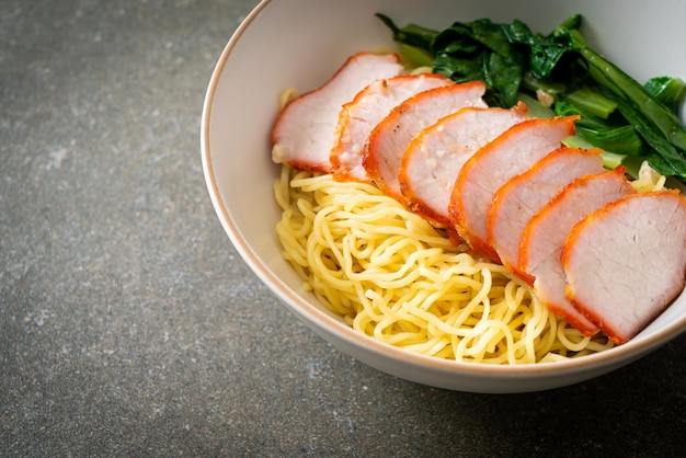 Macarrão de porco vermelho assado com sopa - estilo de comida asiática