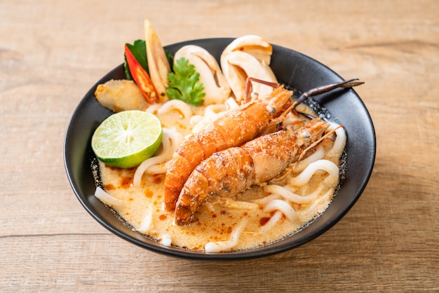 macarrão de ramen de udon de camarões picantes (Tom Yum Goong)