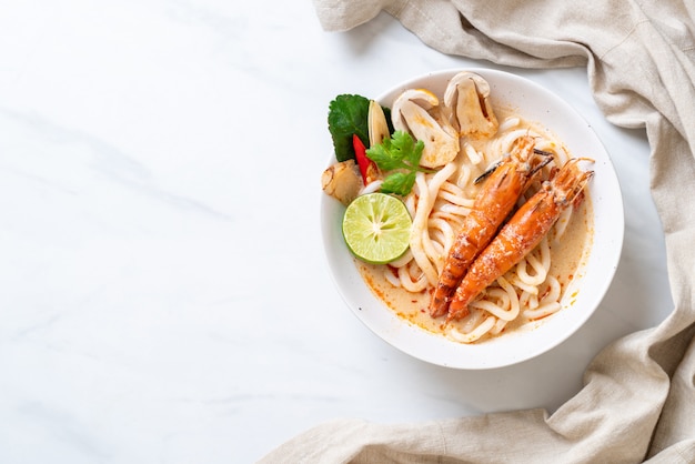 Macarrão de ramen de udon de camarões picantes (tom yum goong)