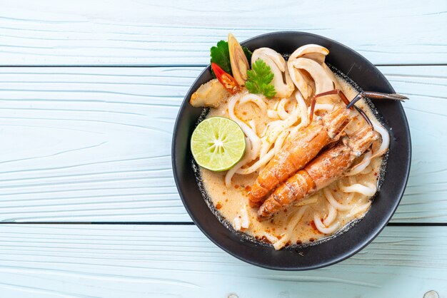 macarrão de ramen de udon de camarões picantes (Tom Yum Goong)