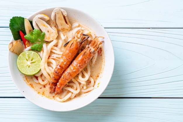 macarrão de ramen de udon de camarões picantes (Tom Yum Goong)