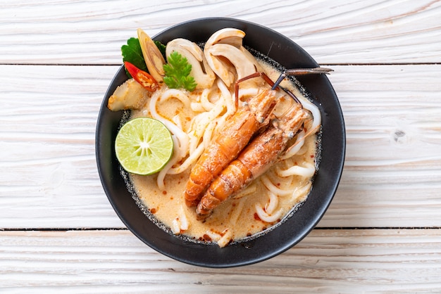 macarrão de ramen de udon de camarões picantes (Tom Yum Goong)