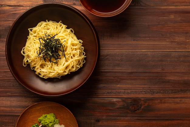 Macarrão de ramen frio japonês em um prato