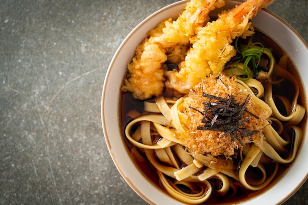 Macarrão de ramen japonês com tempura de camarão - estilo de comida asiática