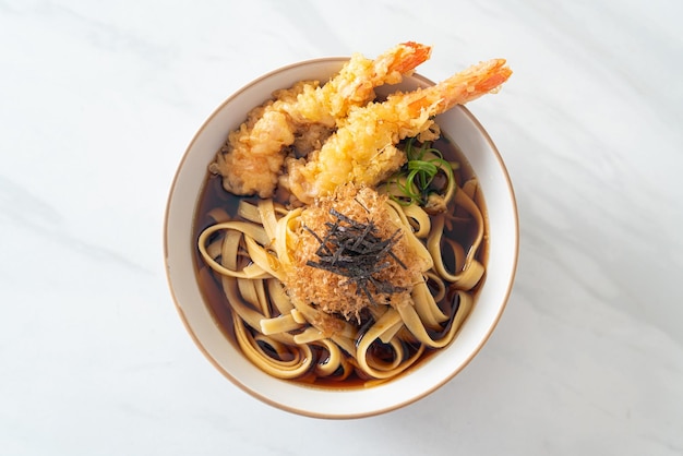 Macarrão de ramen japonês com tempura de camarão - estilo de comida asiática