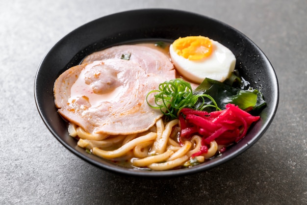 macarrão de ramen miso udon picante com carne de porco