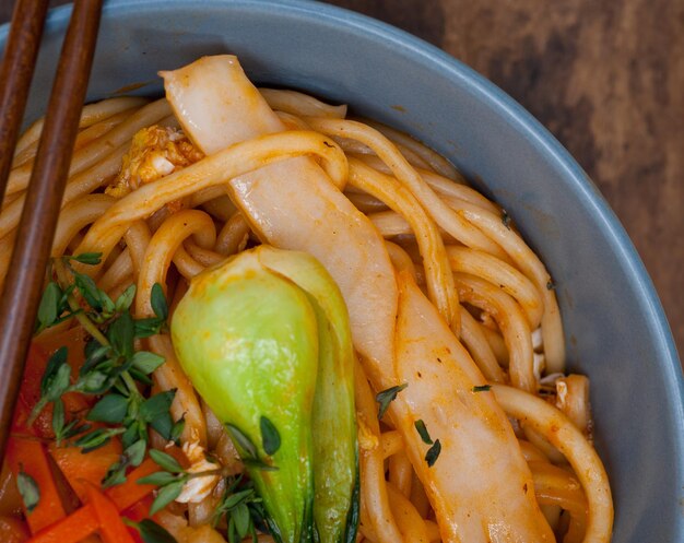 Macarrão de ramen puxado à mão