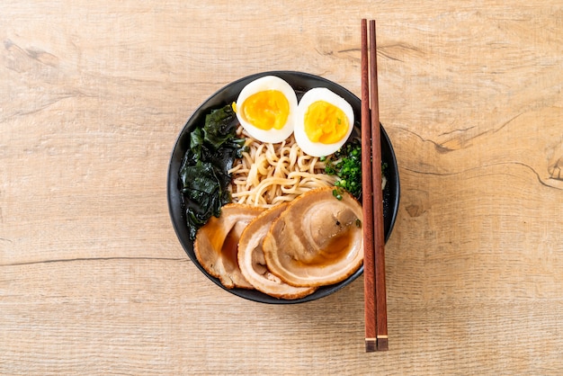 Macarrão de ramen shoyu com carne de porco e ovo