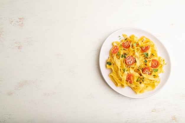 Macarrão de sêmola reginelle com tomate, ovos e brotos verdes