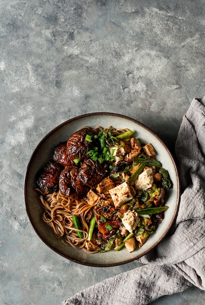 Macarrão de soba vegan asiático com queijo tofu, cogumelos shiitake