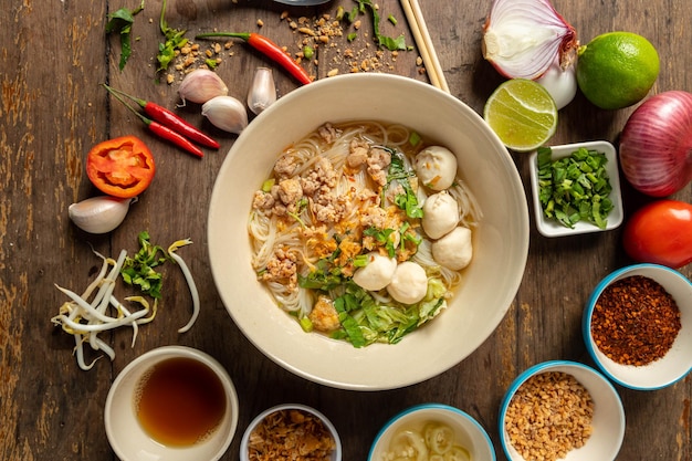 Macarrão de sopa claro comida tailandesa e vários temperos