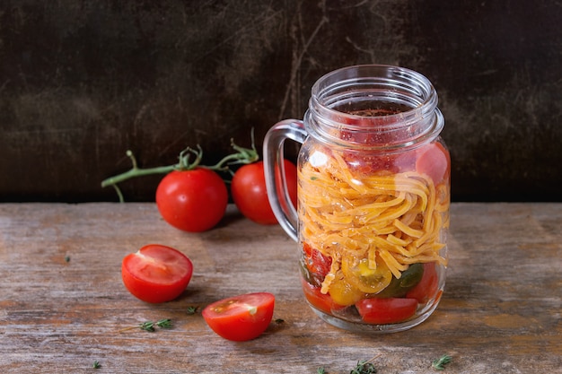 Macarrão de tomate em frasco de vidro