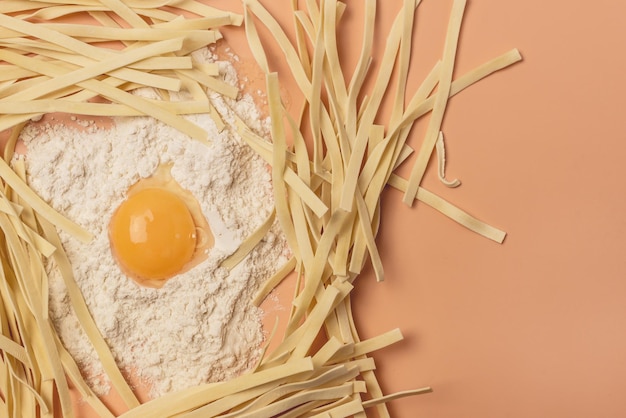 Macarrão de Trigo Caseiro Seco e Ingredientes Farinha e Ovos na Vista Superior Castanho Claro Horizontal