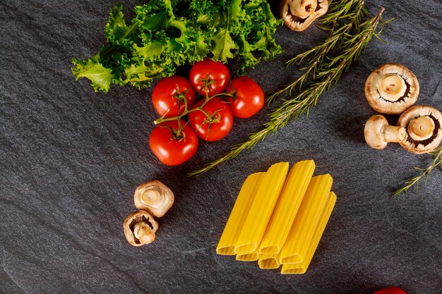 Macarrão de trigo orgânico com tomate e cogumelos frescos