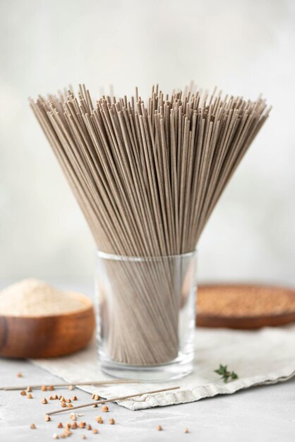 Macarrão de trigo sarraceno em uma mesa de madeira closeup