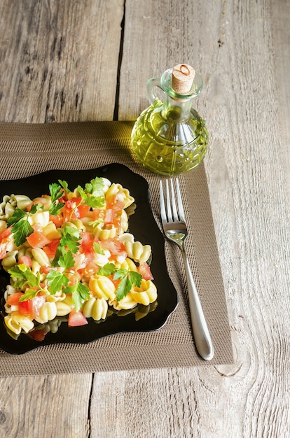 Macarrão de tulipa com tomate