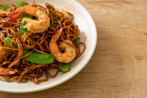 Macarrão de yakisoba salteado com ervilhas e camarões