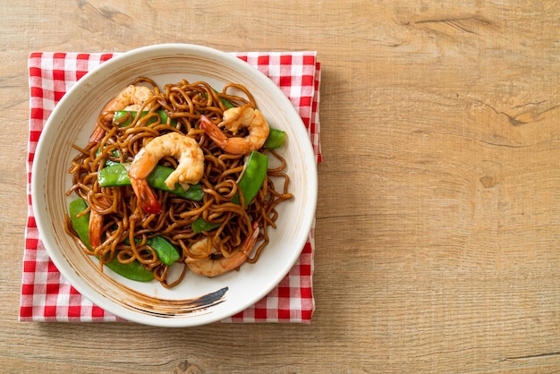 Macarrão de yakisoba salteado com ervilhas e camarões