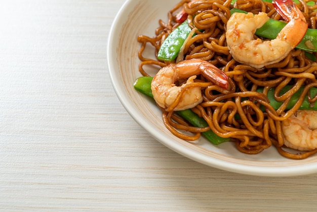 Macarrão de yakisoba salteado com ervilhas e camarões