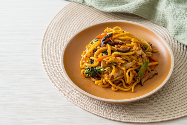 Macarrão de yakisoba salteado com vegetais em estilo vegano