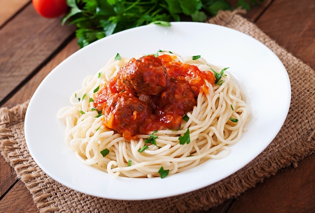 Macarrão e almôndegas com molho de tomate