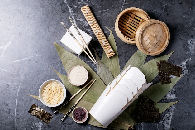 Macarrão e arroz nas folhas de bambu