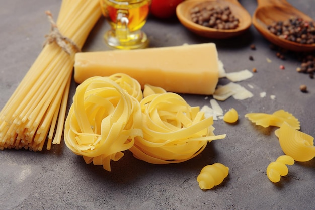 Macarrão e produtos na cor de fundo