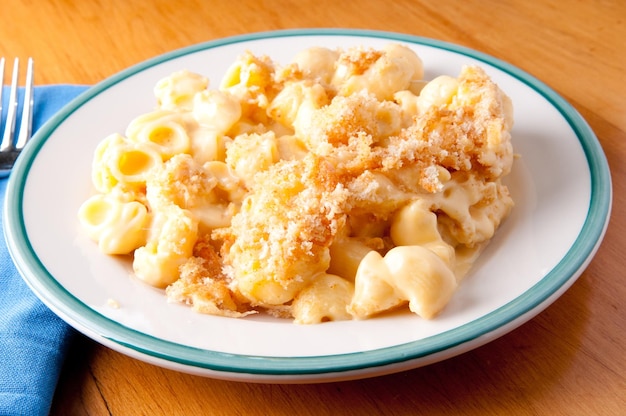 Macarrão e queijo com cobertura de pão ralado torrado e