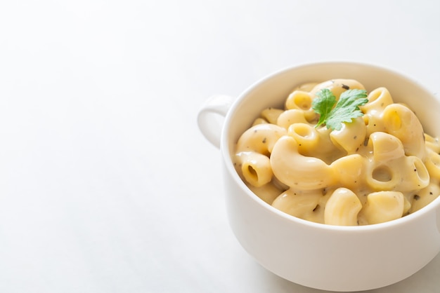 macarrão e queijo com ervas em uma tigela