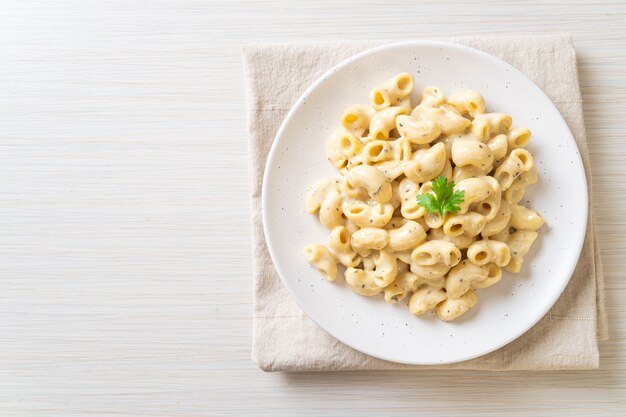 macarrão e queijo com ervas em uma tigela