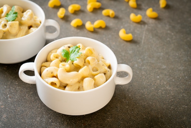 macarrão e queijo com ervas na tigela