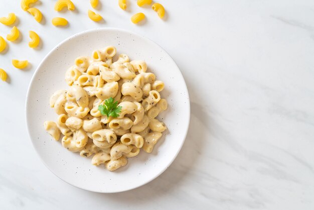 macarrão e queijo com ervas na tigela