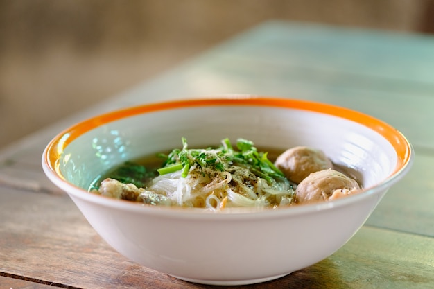 Macarrão e sopa na tigela colocar na mesa