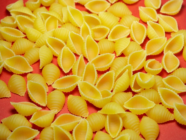 Foto macarrão em forma de concha na mesa comida italiana trigo duro