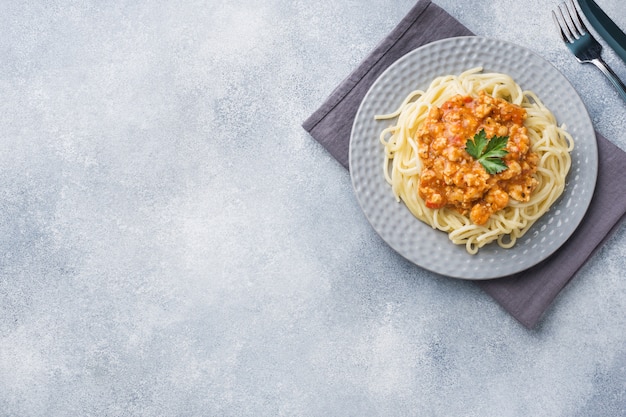 Macarrão espaguete à bolonhesa na chapa branca